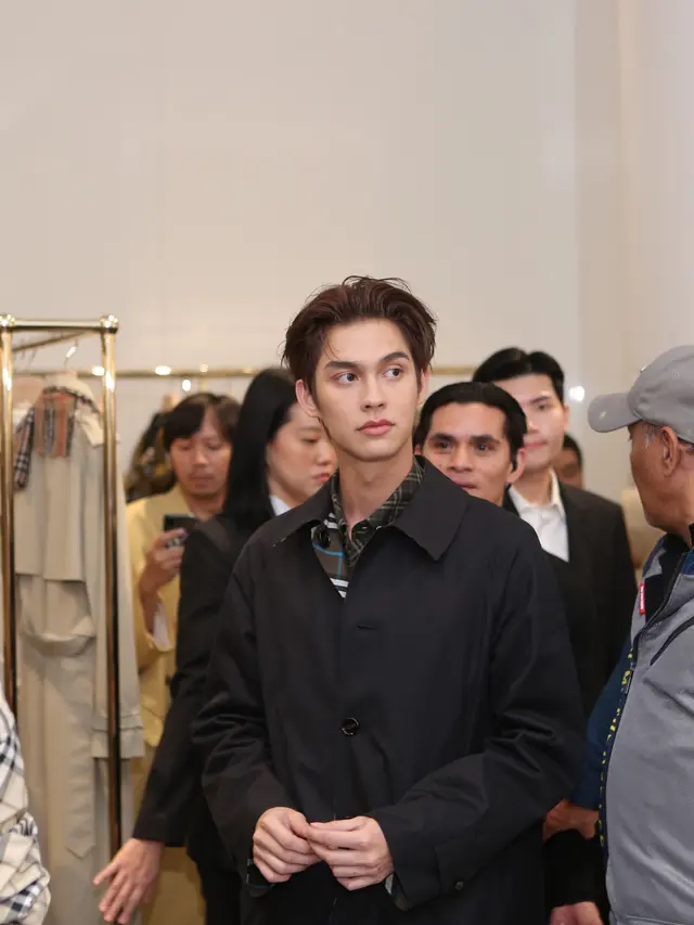 6 Pesona Maskulin Bright Vachirawit dalam Balutan Outerwear Ikonik di Acara Eksklusif Burberry Jakarta