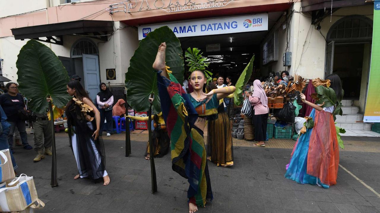 Aksi penari tampil di tengah pasar tradisional