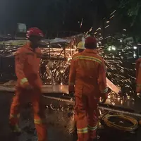 Baliho Roboh di Depan RS Harapan Kita, Sabtu (25/2/2017)  | foto : Bintang.com/Fathan Rangkuti