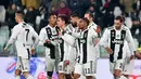 Pemain Juventus, Douglas Costa (kedua kiri) merayakan golnya ke gawang Chievo pada laga pekan ke-20 Serie A di Allianz Stadium, Senin (21/1). Juventus berhasil memantapkan posisi di puncak klasemen setelah menang 3-0. (Alessandro Di Marco/ANSA via AP)