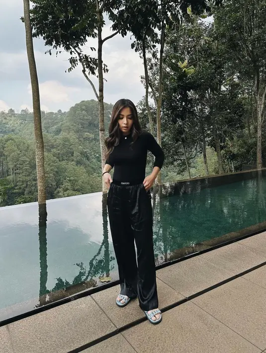 Dengan tampilan ini, sepertinya tak ada yang mengira Nikita Willy adalah ibu anak satu. Ia tampil bak remaja dengan long sleeve hitam dan jogger pants. [@nikitawillyofficial94]