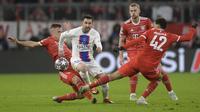 Pemain Paris Saint Germain (PSG), Lionel Messi, berusaha melewati pemain Bayern Munchen pada leg kedua babak 16 besar Liga Champions 2022/2023 di Allianz Arena, Kamis (9/3/2023). La Pulga dkk tersingkir dari Liga Champions. (AP Photo/Andreas Schaad)