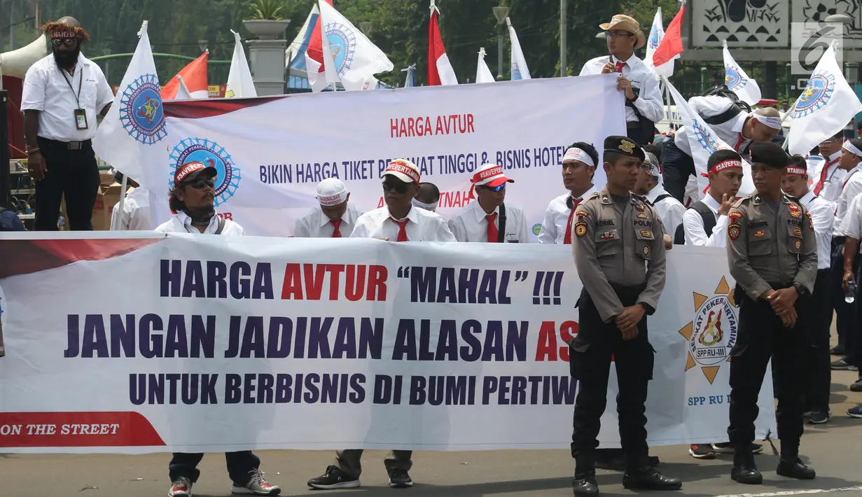 Serikat Pekerja Pertamina membentangkan spanduk dalam aksi damai di depan Istana, Jakarta, Selasa (19/2).  Dalam aksinya, mereka mengklaim bahwa harga avtur PT Pertamina (Persero) tidak berpengaruh pada mahalnya tiket pesawat. (Liputan6.com/Angga Yuniar)