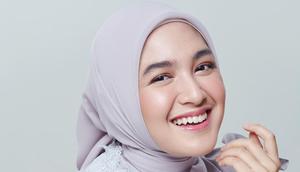 Simpel dan clean, cukup ikat kebelakang hijab segi empat seperti tampilan Cut Syifa ini. [Foto: IG/cutsyifaa].