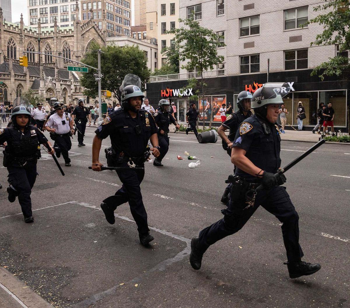 Bentrokan antara polisi dan pemuda pecah di pusat kota New York, Amerika Serikat, pada Jumat (4/8/2023) sore waktu setempat. Kerusuhan terjadi ketika Kai Cenat, seorang YouTuber dan streamer, menggelar pengumuman pemenang giveaway dengan berbagai hadiah, 