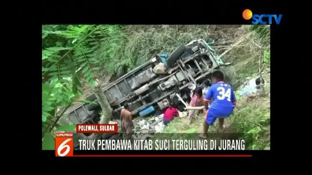 Truk yang membawa kitab suci seberat 4 ton jatuh ke dalam jurang di Jalan Poros, Polewali Mandar, Sulawesi Barat.