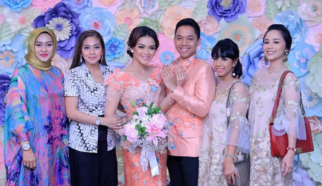 "Terimakasih Ka Fitri, Ka Rizca, Ka Rally dan juga Ka Denis semoga Allah membalas kebaikan kaka2 untuk menjodohkan aku dengan surya dengan cara yang tak terkira," tulis Sheza Idris. (Instagram/shezaidris)