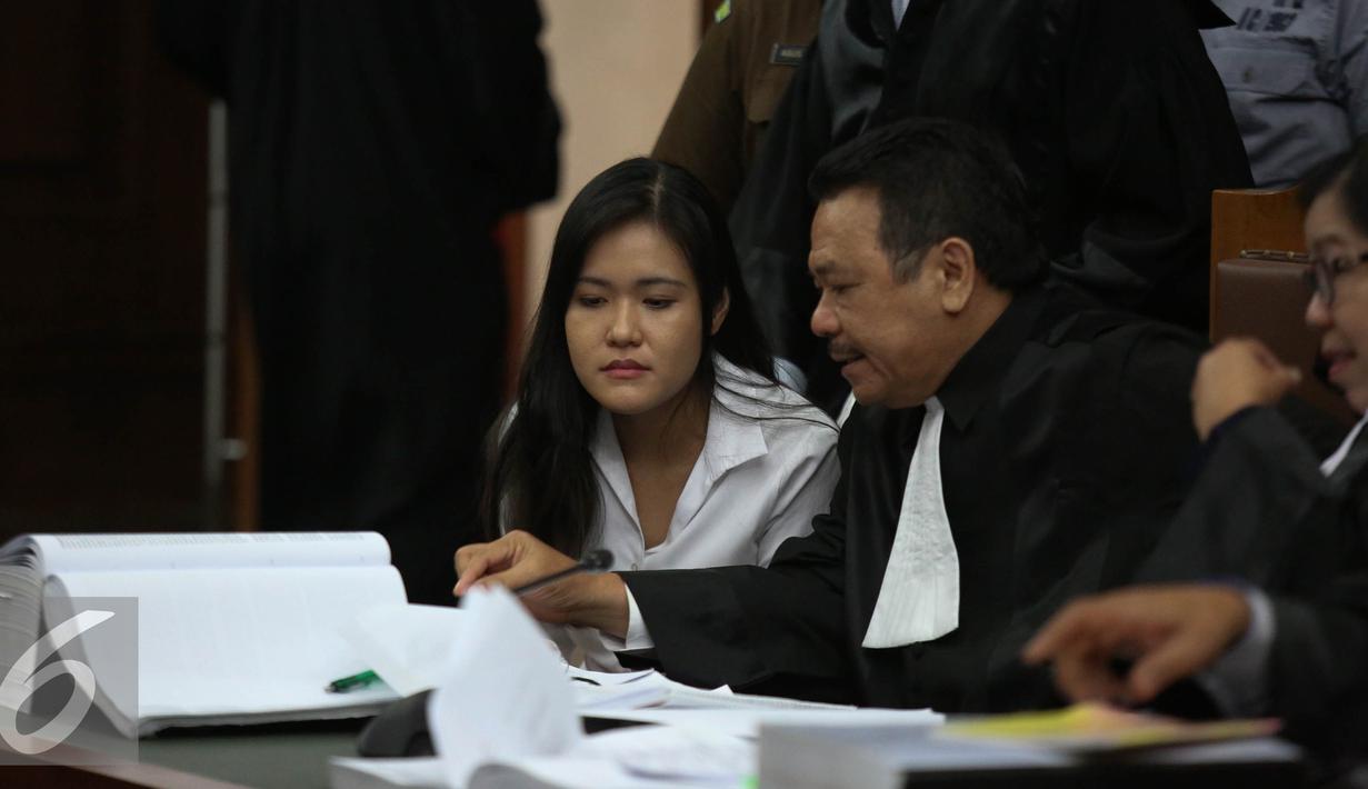 Terdakwa Jessica Kumala Wongso berbincang dengan kuasa hukumnya saat sidang lanjutan kasus kematian Wayan Mirna Salihin di Pengadilan Negeri Jakarta Pusat, Senin (29/8). (Liputan6.com/Faizal Fanani)