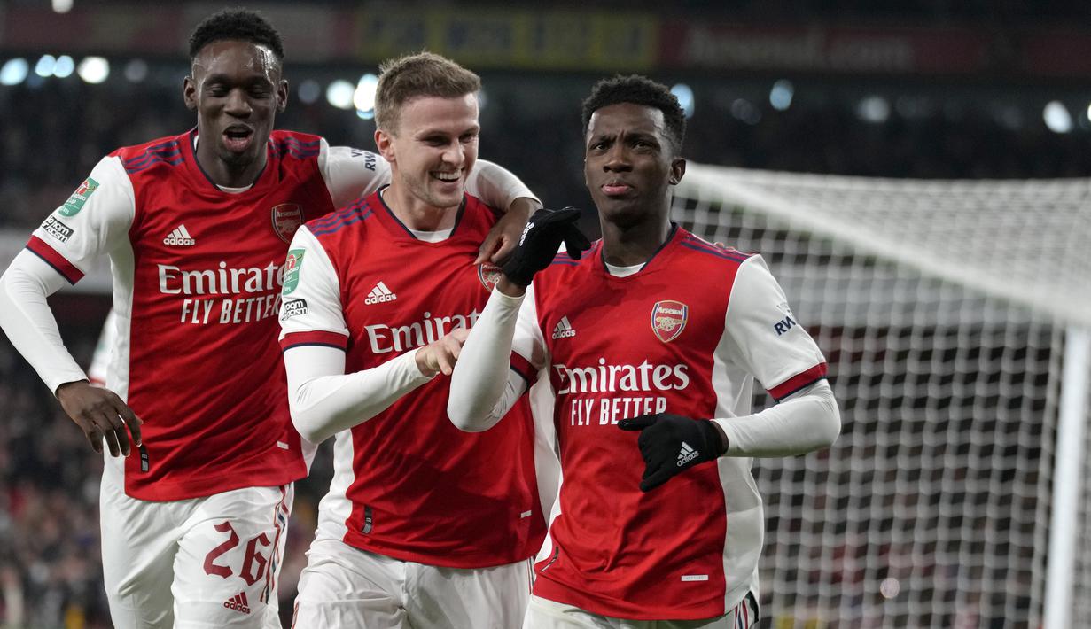 Arsenal. Arsenal menjadi klub terlama yang bertahan di Divisi Utama Liga Inggris yaitu 102 tahun. Sejak Liga Inggris edisi pertama digulirkan pada 1919/1920 The Gunners selalu menjadi bagian dari kasta tertinggi kompetisi Liga Inggris, alias belum pernah terdegradasi. (AP/Kirsty Wigglesworth)