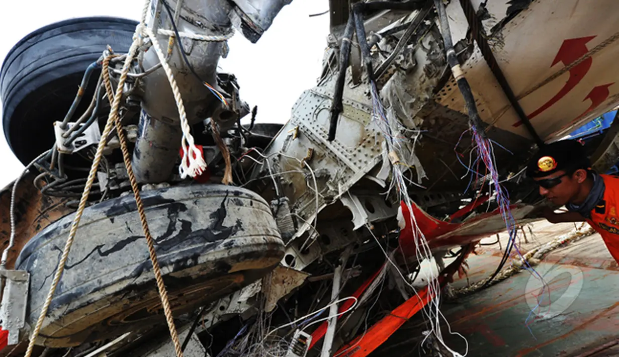 Kondisi bangkai badan pesawat Airasia QZ8501 yang berhasil dievakuasi, Pelabuhan Tanjung Priok, Jakarta, Senin (2/3/2015). (Liputan6.com/Faizal Fanani)