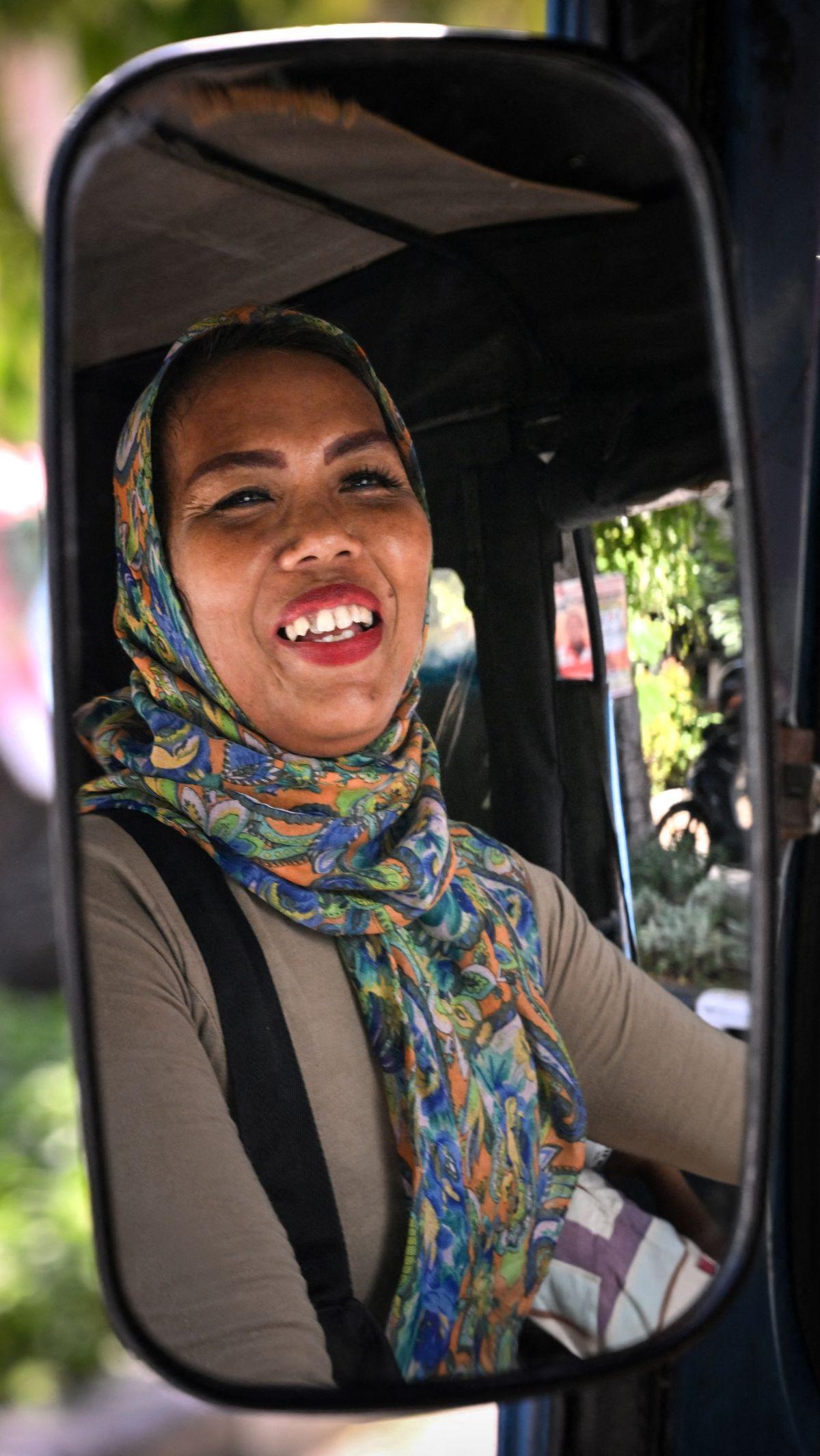 Mengutip Al Jazeera, setelah suami pertamanya meninggal dunia dan menceraikan suami keduanya, Ekawati harus banting tulang&nbsp;untuk membayar sewa rumah dan menghidupi keempat anaknya. Dalam sehari, dia biasa mendapatkan sekitar 150.000 rupiah. Adek Berr