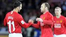 Manchester United&#039;s Wayne Rooney is congratulated by Ryan Giggs after scoring team&#039;s fifth goal against Gamba Osaka during the semi-final of the FIFA Club World Cup 2008 in Yokohama, on December 18, 2008. Manchester United won 5-3. AFP PHOTO/Tor