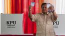 Presiden Republik Indonesia, Prabowo Subianto menunjukkan surat suara usai menggunakan hak pilihnya pada Pemilihan Kepala Daerah (Pilkada) Serentak 2024 di kawasan Hambalang Kabupaten Bogor, Jawa Barat pada Rabu 27 November 2024. (ADITYA IRAWAN/AFP)