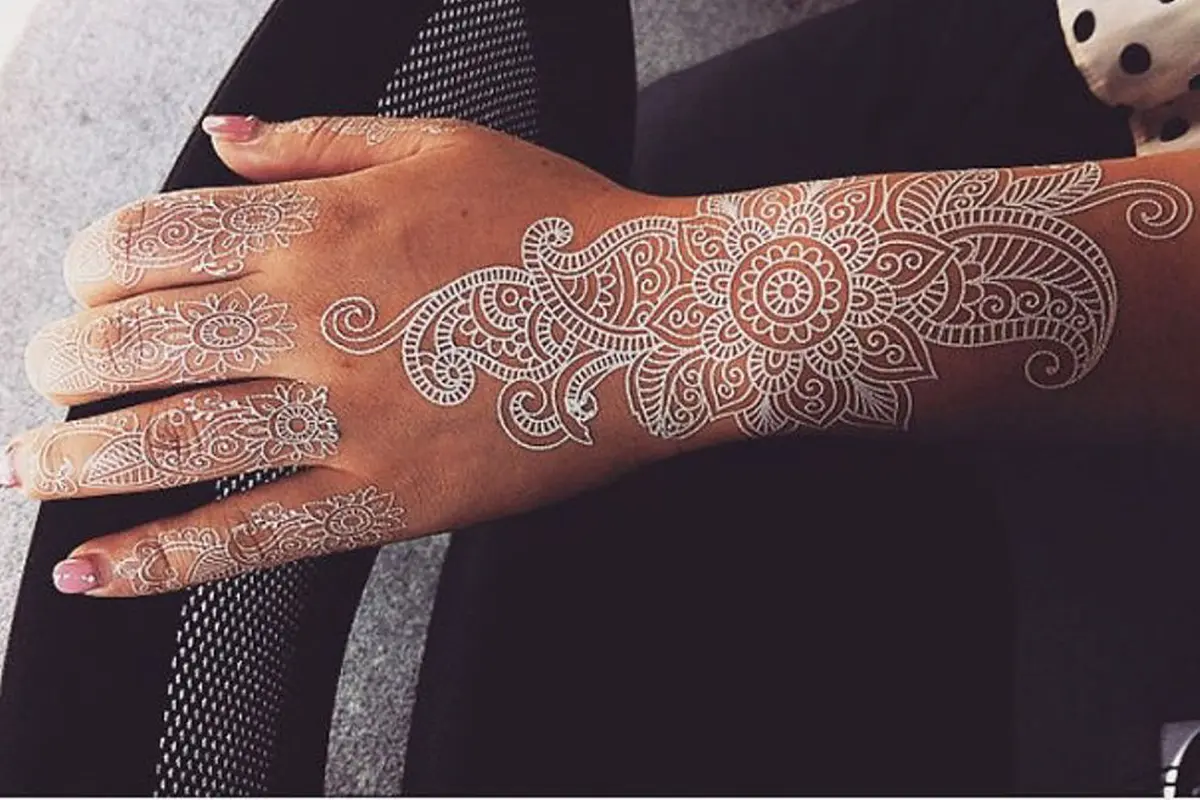 Bukan Hanya Hitam, 10 Tato Henna Putih Ini Nggak Kalah Indah