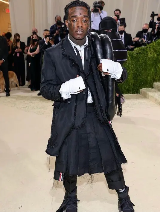 Rapper Lil Uzi Vert tampil edgy dalam balutan black suit dengan skirt warna serupa. (Instagram/_metgala2021).