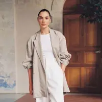 Long Blazer berwarna nude dengan inner berwarna putih akan membuatmu terlihat cantik dan elegan. (instagram/gal_gadot)