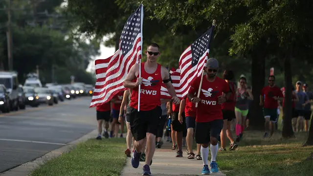 Bawa Bendera AS, Warga Gelar Aksi Solidaritas Penembakan di Virginia