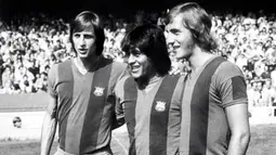 Legenda sepak bola dunia Johan Cruyff (kiri) sempat menggunakan jersey nomor 14 saat bermain untuk Barcelona pada 1973-1978. (AFP/AFP FILES/STF)