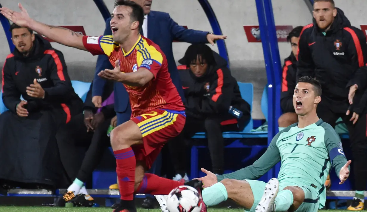 Striker Portugal, Cristiano Ronaldo, dan Gelandang  Andorra, Victor Rodriguez, melakukan protes kepada wasit pada laga kualifikasi Piala Dunia 2018 di Stadion Municipal, Sabtu (7/10/2017). Portugal menang 2-0 atas Andorra. (AFP/Pascal Pavani)