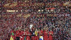 Sevilla sukses mempertahankan gelar Liga Europa yang mereka raih musim lalu usai menang dengan skor tipis 3-2 atas Dnipro Dnipropetrovsk di Stadion Nasional Warsawa, Kamis (28/5) dini hari WIB. (AFP PHOTO/ODD ANDERSEN)