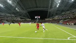 Indonesia dan Singapura sama-sama menampilkan permainan terbuka. Dua tim yang ngotot meraih kemenangan terlihat saling jual beli serangan di laga sengit tersebut. (Bola.com/M Iqbal Ichsan)