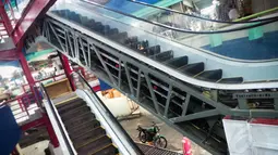 Pembangunan eskalator akan menghubungkan lantai dasar hingga lantai tiga Pasar Blok G Tanah Abang, (26/8/2014). (Liputan6.com/Faizal Fanani)