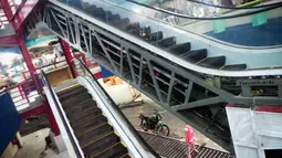 Pembangunan eskalator akan menghubungkan lantai dasar hingga lantai tiga Pasar Blok G Tanah Abang, (26/8/2014). (Liputan6.com/Faizal Fanani)