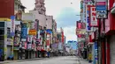 Toko-toko tutup di sepanjang jalan yang sepi selama penguncian nasional untuk mengekang penyebaran virus corona Covid-19 di Kolombo, Sri Lanka (21/8/2021). Pemerintah Sri Lanka menerapkan penguncian ketat atau lockdown selama 10 hari ketika kasus Covid-19 kembali meningkat. (AFP/Ishara S. Kodikara)