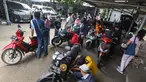 Warga antre untuk melakukan pengecekan fisik kendaraan bermotor mereka di Samsat Cinere, Depok, Jawa Barat, Jumat (11/4/2025). (merdeka.com/Arie Basuki)