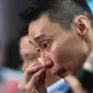 Lee Chong Wei tak kuasa menahan air mata saat mengumumkan pensiun dari bulutangkis karena problem penyakit kanker yang dideritanya. (AFP/Mohd Rasfan)