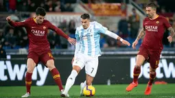 Pemain Virtus Entella, Entany's Dany Mota (tengah) menggiring bola saat bertanding melawan AS Roma dalam Coppa Italia di Stadion Olimpico, Roma, Italia, Senin (14/1). Roma menang 4-0 dan melaju ke perempat final. (Maurizio Brambatti/ANSA via AP)