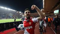 Gelandang AS Monaco, Bernardo Silva, melakukan selebrasi usai timnya menyingkirkan Manchester City pada ajang Liga Champions 2016-2017, di Stade Louis II (15/3/2017). Silva menjadi incaran Chelsea.  (AFP/Valery Hache)