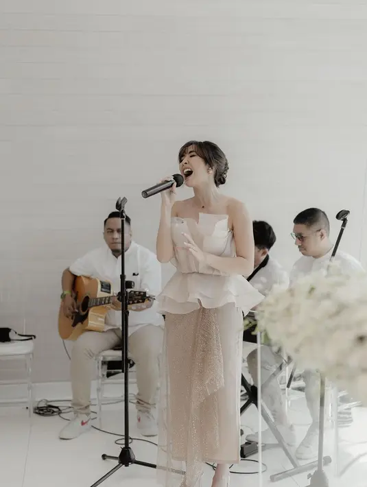 Mantan istri Gading Marten,Gisel  tampil anggun dengan ruffle top dress dengan nuansa nude. Gisel menjadi salah satu penyanyi di acara sahabatnya. [Instagram/gritteagathaa]