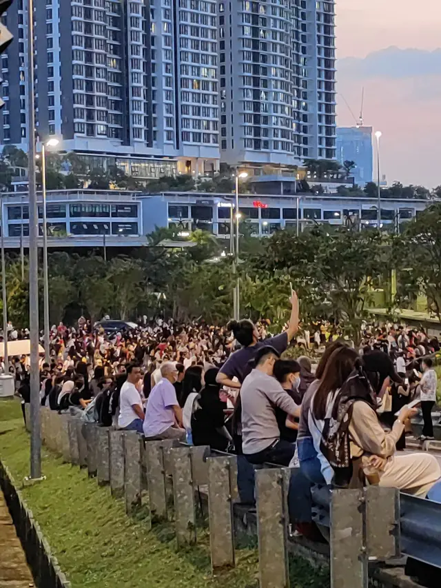 Pembeli di The Mall, Mid Valley Southkey Johor Bahru Malaysia mengatakan mereka disuruh meninggalkan lokasi tanpa diberikan alasan tertentu yang ternyata ancaman bom. (Facebook/Lew Siew Lin)