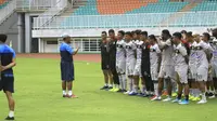Miftahudin Mukson memberikan arahan kepada para pemain Tira Persikabo dalam sesi latihan. (Bola.com/Permana Kusumadijaya)