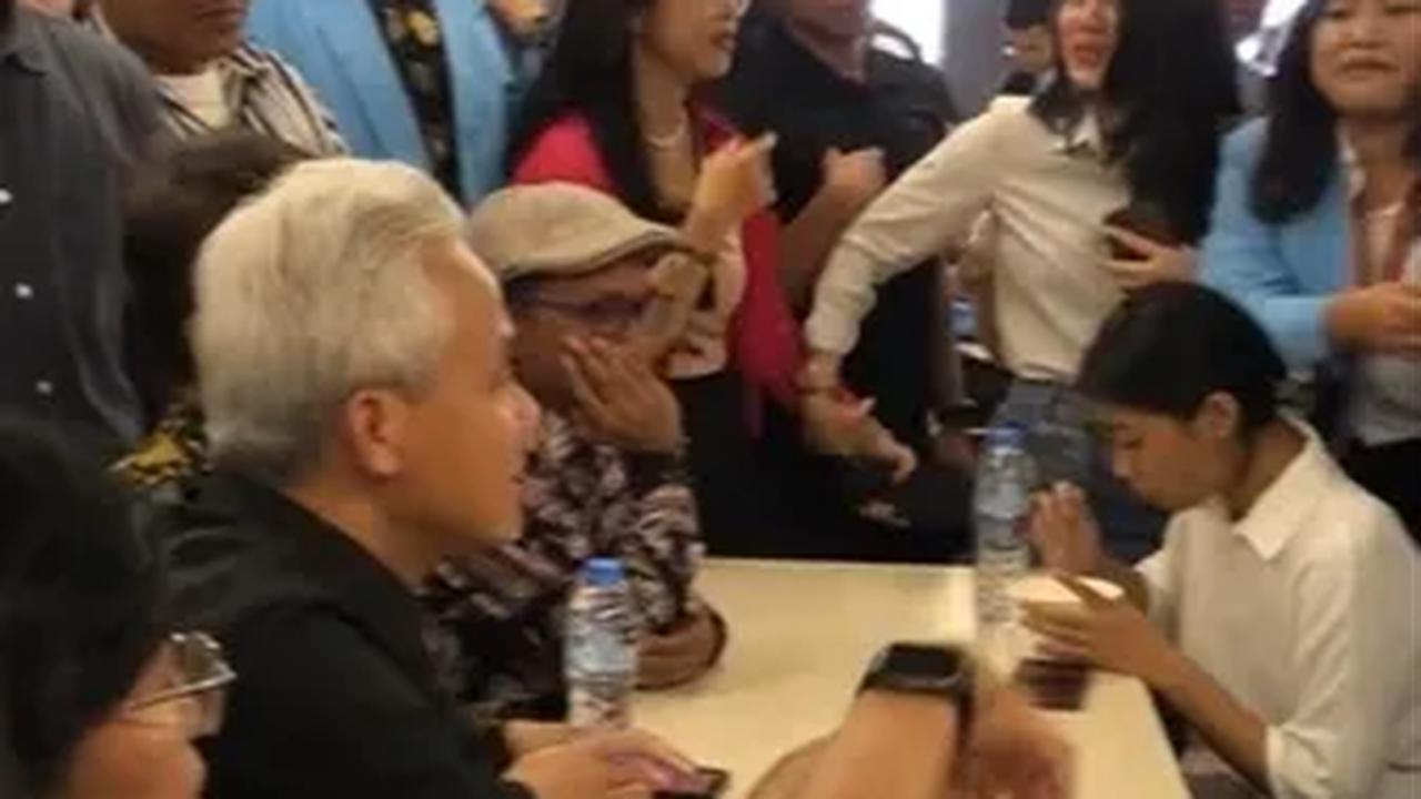 Dalam video, Ganjar terlihat tengah duduk di meja kantin.