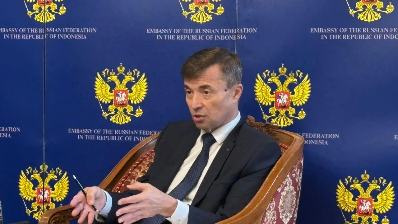 Duta Besar Rusia untuk Indonesia Sergey Tolchenov saat memberikan keterangan kepada awak media di Jakarta, Rabu (24/6/2026).