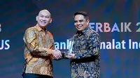 Anggota Dewan Pengawas BPKH Heru Muara Sidik menyerahkan penghargaan kepada Direktur Sales & Distribution PT Bank Syariah Indonesia Tbk Anton Sukarna dalam acara BPKH Award 2022, (19/12/2022).(Foto: Istimewa)