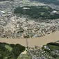 Banjir luapan Sungai Kuma merendam kawasan Hitoyoshi, Prefektur Kumamoto, Jepang, Sabtu (4/7/2020). Hujan deras memicu banjir dan tanah longsor di sejumlah wilayah Jepang. (Kyodo News via AP)