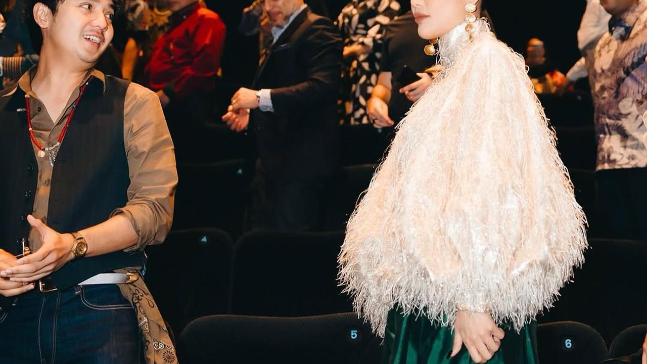 Potret Erika Carlina Hadir di Gala Premier Film 'PABRIK GULA', Oufitnya Keren dan Tak Pernah Gagal