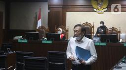 Surya Darmadi berada dalam ruang sidang menjalani sidang pembacaan dakwaan di Pengadilan Tindak Pidana Korupsi (Tipikor), Jakarta, Kamis (8/9/2022). Surya Darmadi juga didakwa melakukan tindak pidana pencucian uang (TPPU) dengan membeli sejumlah aset dari hasil korupsinya. (Liputan6.com/Herman Zakharia)