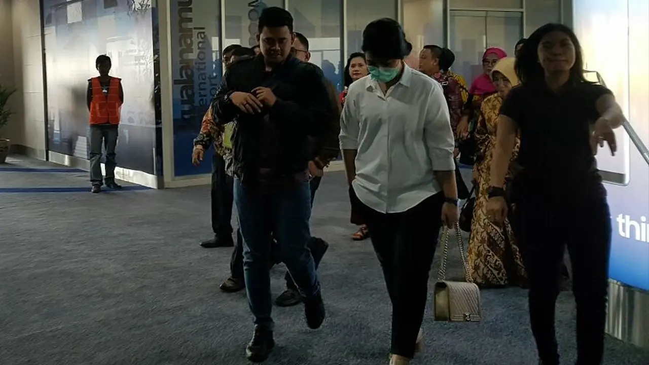 Tiba di Bandara Kualanamu, Kahiyang dan Bobby terlihat datang tanpa pengawalan khusus (Liputan6.com/Reza Efendi)