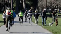 Warga berolahraga di Taman Hagley di Christchurch, Selandia Baru pada Minggu (9/8/2020). Selandia Baru pada Minggu kemarin telah berhasil melewati 100 hari tanpa merekam kasus Virus Corona COVID-19 yang ditularkan secara lokal. (AP Photo/Mark Baker)