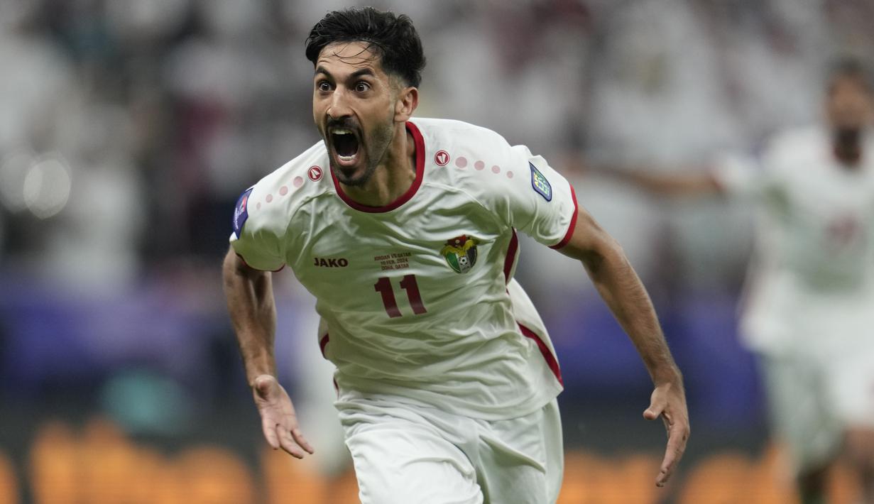 Striker Timnas Yordania berusia 24 tahun yang kini tengah menjalani musim ketiga bersama klub Qatar, Al-Ahli SC ini menempati posisi ketiga top skor Piala Asia 2023 dengan koleksi 4 gol. Ia mencetak satu-satunya gol Yordania di laga final saat kalah 1-3 dari tuan rumah Qatar. (AP Photo/Aijaz Rahi)