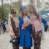 Keseruan keluarga tersebut hadir di wisuda putri sulung mendiang Adjie Massaid itu dibagikan Aaliyah melalui akun Instagram pribadinya. [Foto: IG/rezaartameviaofficial/aaliyah.massaid].
