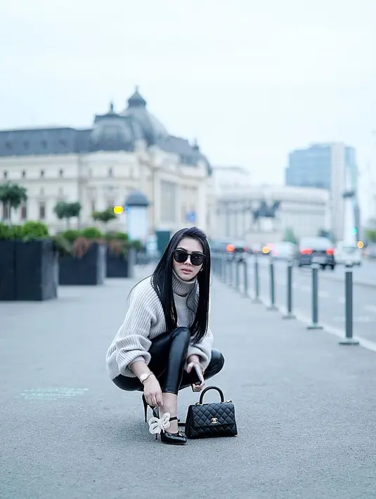Bukan hanya hal-hal aneh yang konyol dan menjadi pusat perhatian publik, namun Syahrini kerap menjalani kegiatan-kegiatan yang bermanfaat dan pastinya berguna orang banyak. (Instagram/princessyahrini)