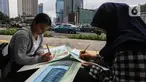 Dua mahasiswa Institut Kesenian Jakarta melukis suasana di sekitar kawasan Bundaran HI Jakarta, Kamis (5/12/2019). Kegiatan melukis ini merupakan salah satu tugas bagi mahasiswa baru guna mengembangkan keahlian dalam bidang seni rupa. (Liputan6.com/Faizal Fanani)