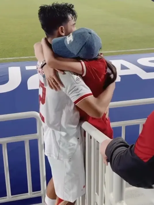 Azizah juga tampak mengenakan topi denim biru dari brand kesayangannya. [Foto: Instagram/azizahsalsha_]