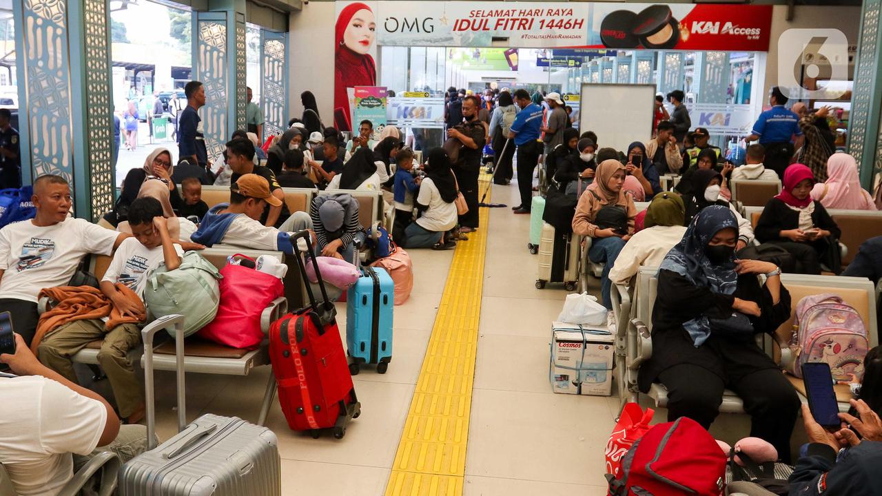 Stasiun Pasar Senen Dipadati Pemudik