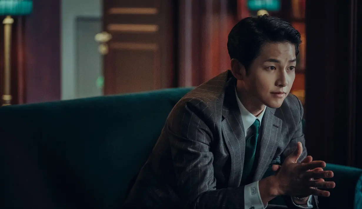 Song Joong Ki di serial Vincenzo. (Photo coutersy of Netflix)